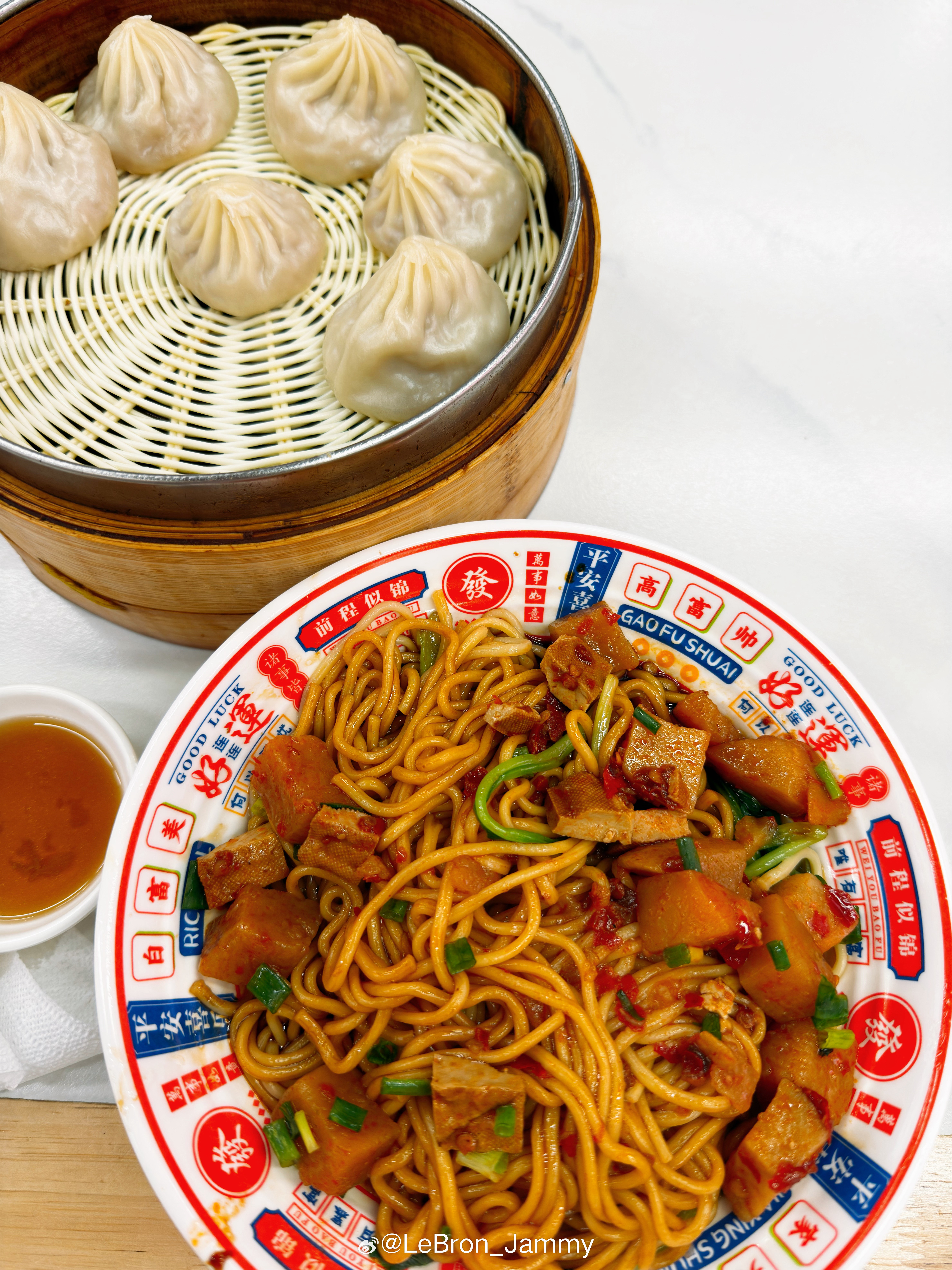 街头20几块的晚餐很香的！上海