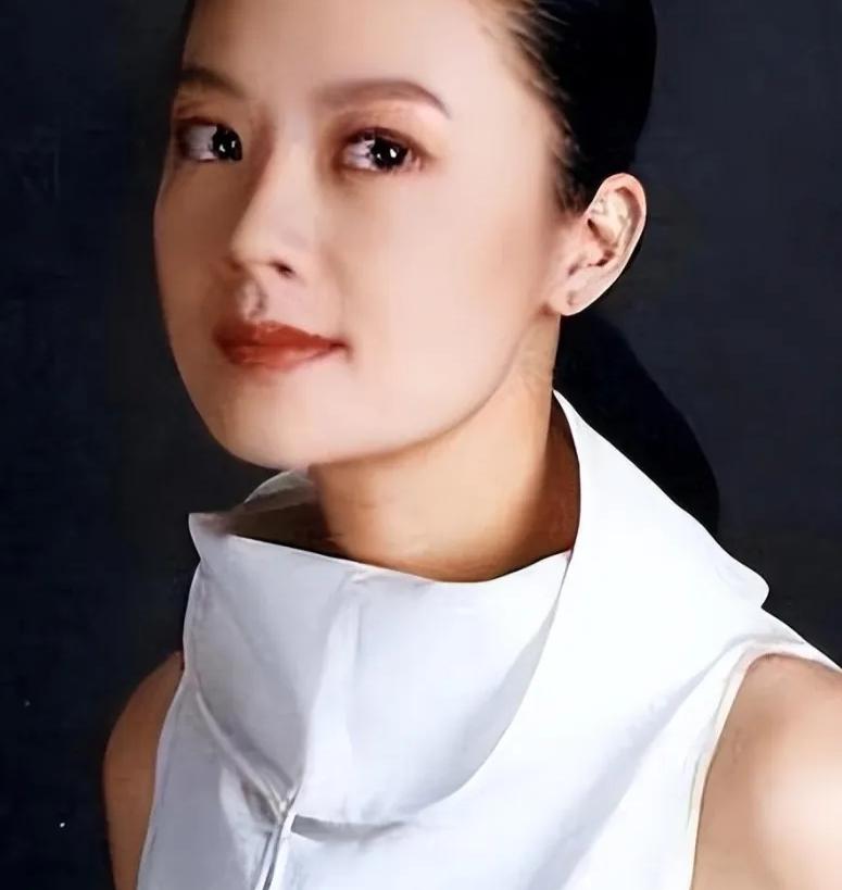 曾经的央视当红才女主持人，正值事业巅峰却毅然辞职，远赴英国留学并改换国籍，嫁给英