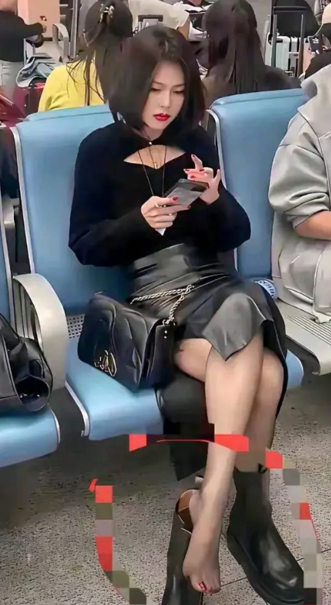 这女的是走了多少路？脚怎么变成这样了？