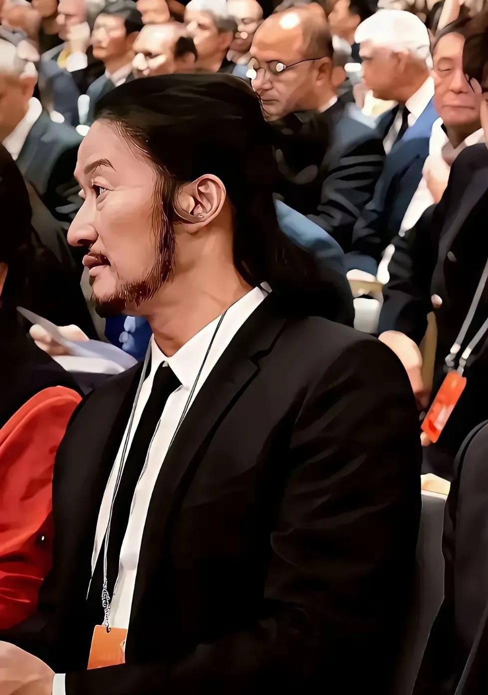 吴京留长发能挺正常的容易老去也不丑但是说句话，谢楠估计天塌了，好好的型男，怎