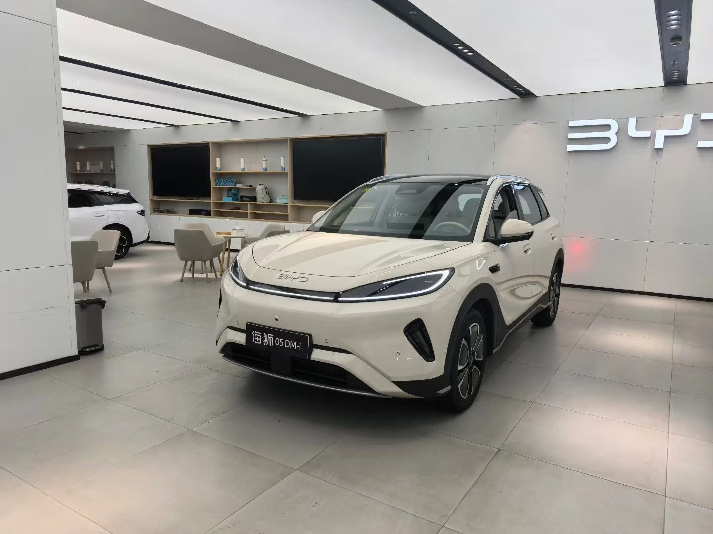 比亚迪海狮05 DM-i属于海洋系列混动小型SUV，沿用海洋美学外观...