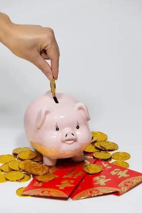 一个人最愚蠢的行为就是：一味的存钱，舍不得吃，舍不得穿。不知道大家发现没有，现在