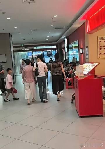 方媛带女儿回安徽南陵老家过暑假，陪妈妈和外婆逛超市。她素颜打扮，贴心搀...
