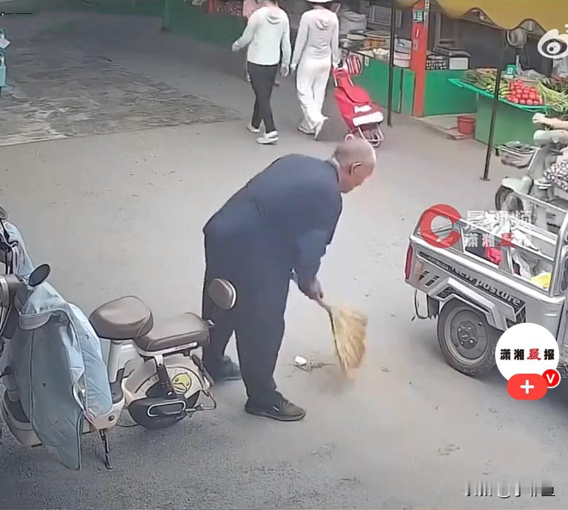 近日，山东一位大爷趁着清晨空店铺还没开门，在店门口摆摊做点小生意，没过多久，店主