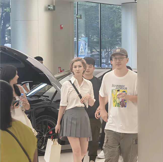 OPPO原产品经理莫妮卡还是一个时尚达人，青春靓丽。莫妮卡在发布会上用高跟鞋