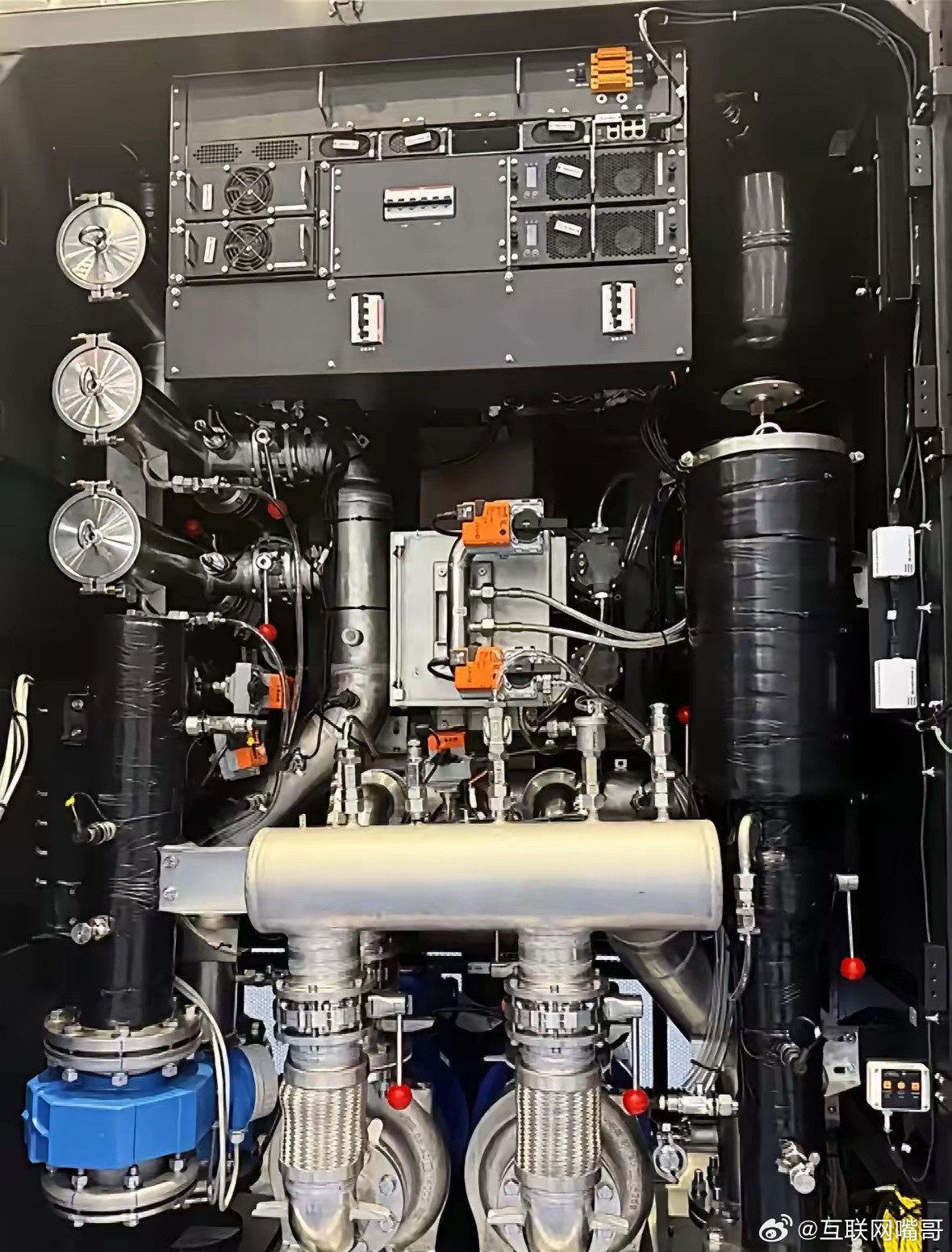 来看看华为的精密制造工艺，如图所示是华为面向高密度AI算力和智算中心打造的液冷分