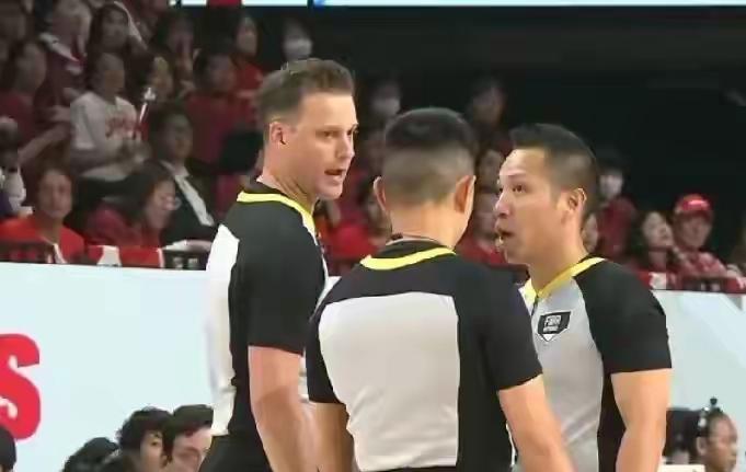 认识一下中国男篮87比80胜日本队这场比赛的三位裁判：主裁判：瑞安·琼斯，新西