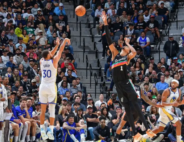 帕森斯透露如果库里提出交易请求，圣安东尼奥马刺将成为理想目的地。马刺总经理莱特只