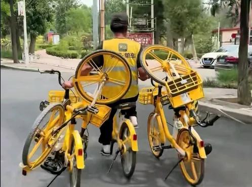 叠罗汉式骑行！共享单车管理员一人骑五辆单车，网友：停车怎么办？近日，一段共享单