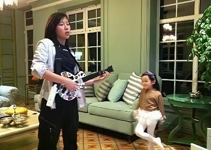 窦靖童在唱，李嫣在听，两姐妹一起游玩嬉闹感情好好。孩子还是两个好，玩起来有伴。