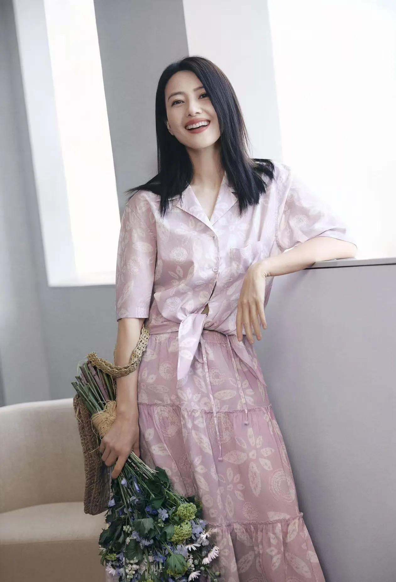 谁懂啊！高圆圆这组海岛日落紫大片真的美到心巴上💜淡紫色印花套装自带温柔滤