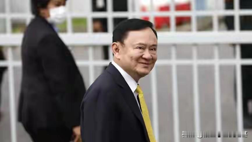 据当地媒体报道，泰国前总理他信·西那瓦于今日上午7时45分正式假释出狱，将返回曼