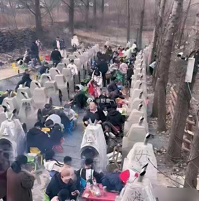 天啊，我差点以为是去上坟呢，现在城里人都流行这样了嘛