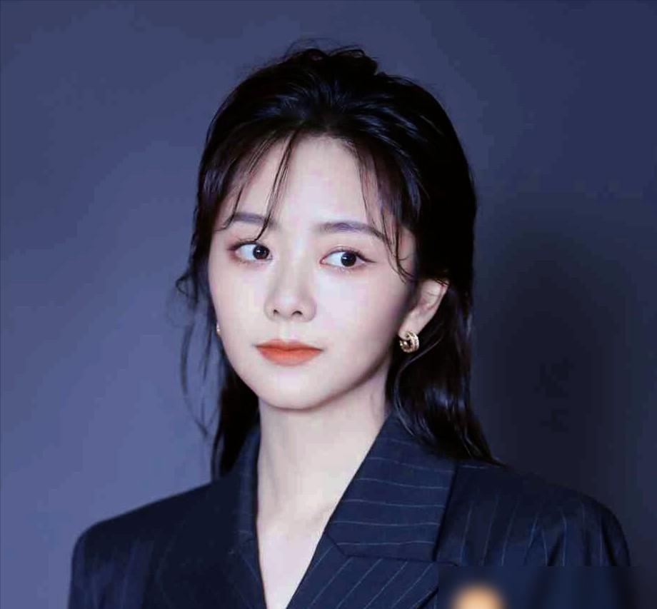 艺考落榜火锅店倒闭，谭松韵没背景竟杀疯了？你敢信，当年她穷到连火锅店都开不下去。