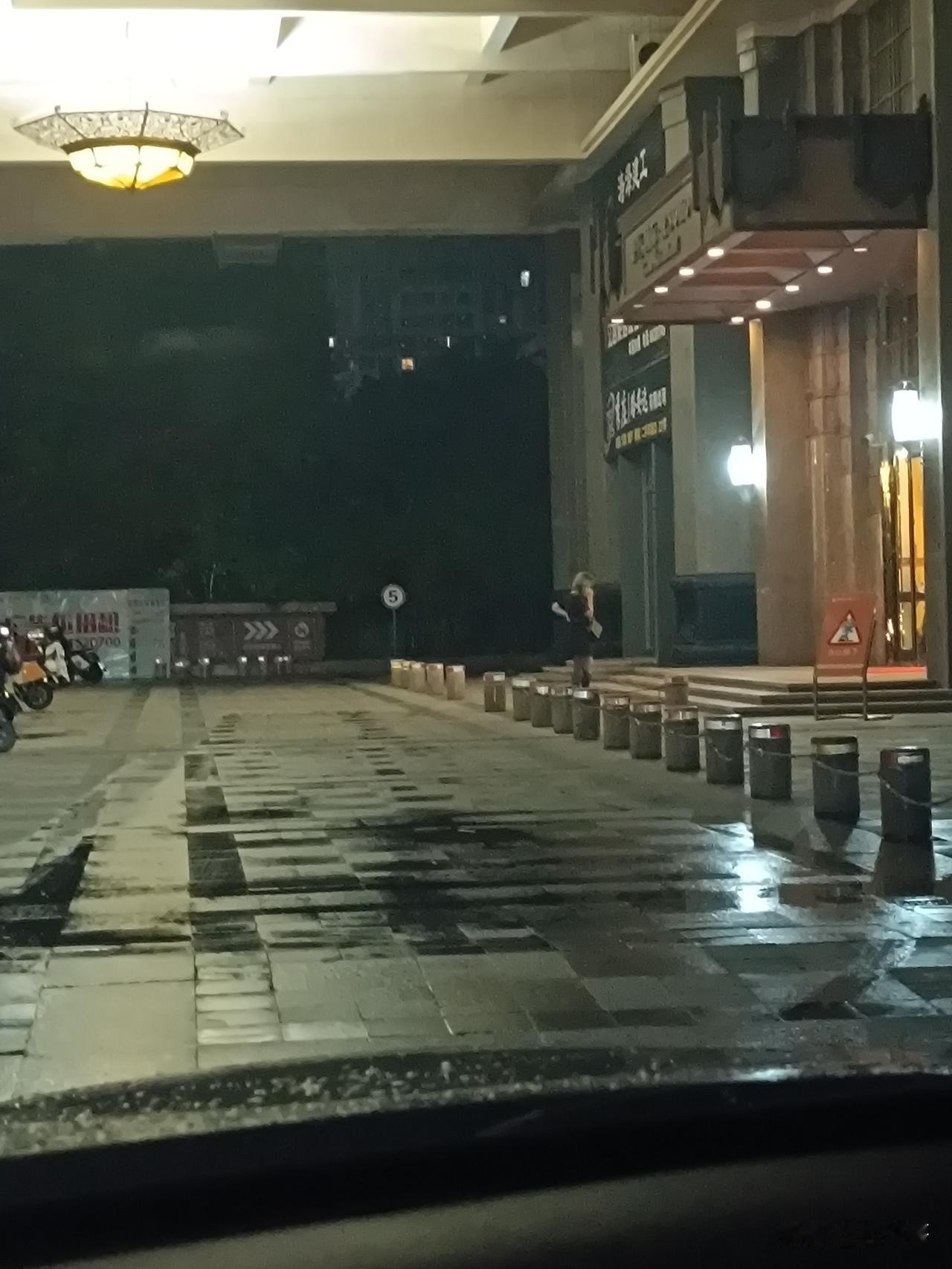今天没跑到什么钱，12个小时还不到300块。不过跑网约车虽然赚不到什么钱，但是各