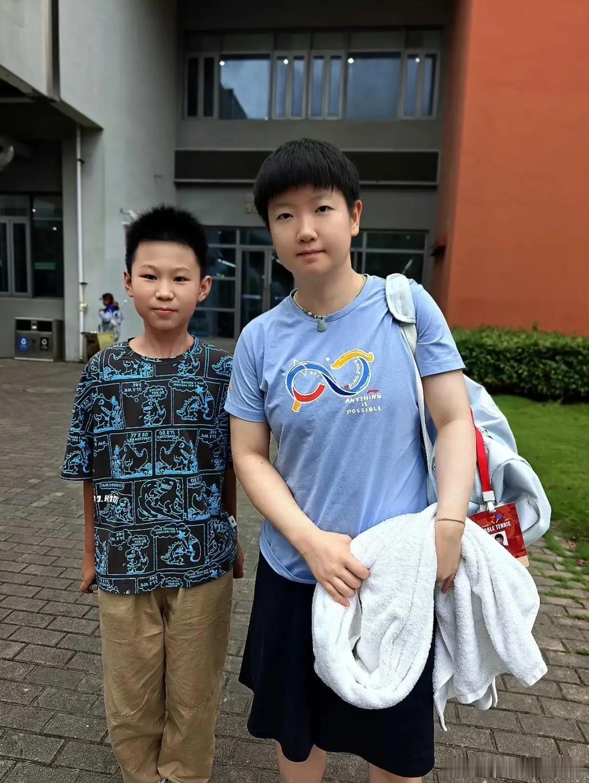 上海崇明岛国乒训练基地，这位记者分别和大头，莎莎，大胖，蒯曼，温瑞博等主力选手合