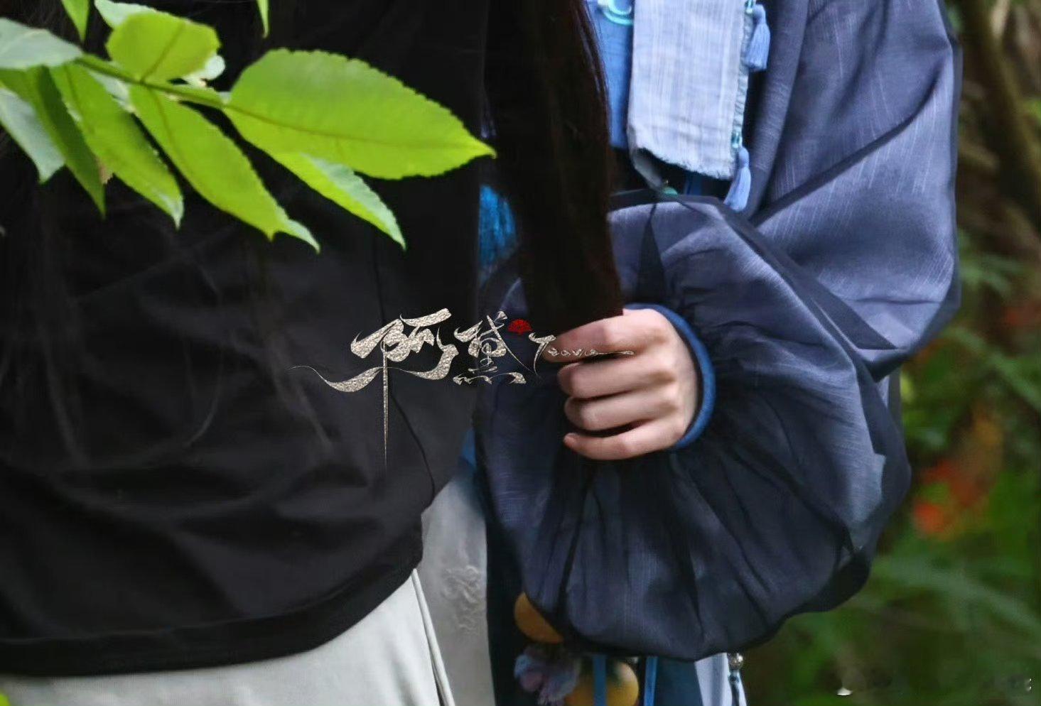笑死我了哈哈哈哈鞠婧祎你抓人家小姐姐头发干嘛人家梳妆姐姐还看了一眼哈哈哈哈​
