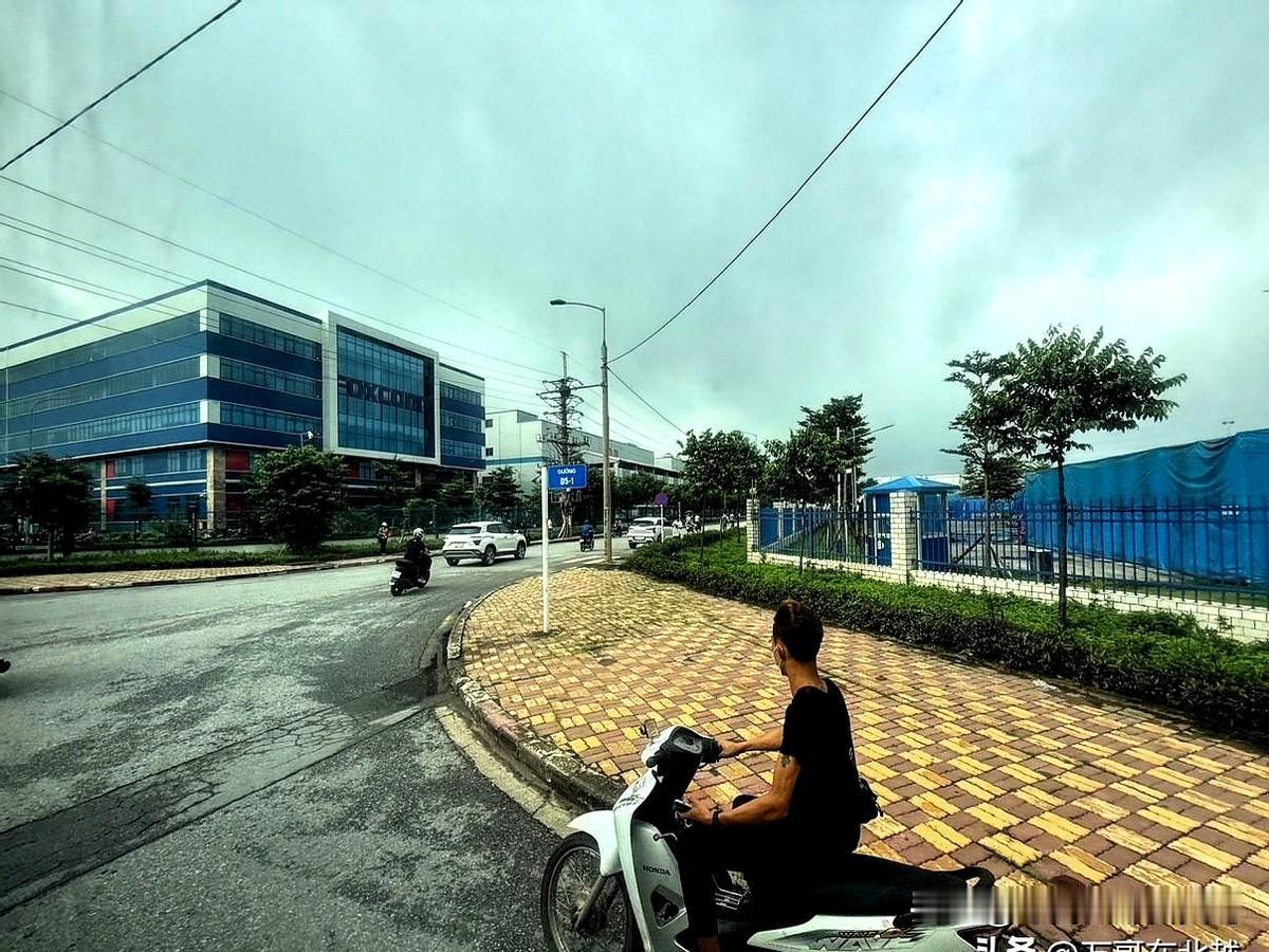 越南光州工业园区，每隔50米就有一个工厂。越南本地人找工作轻松得就像玩似