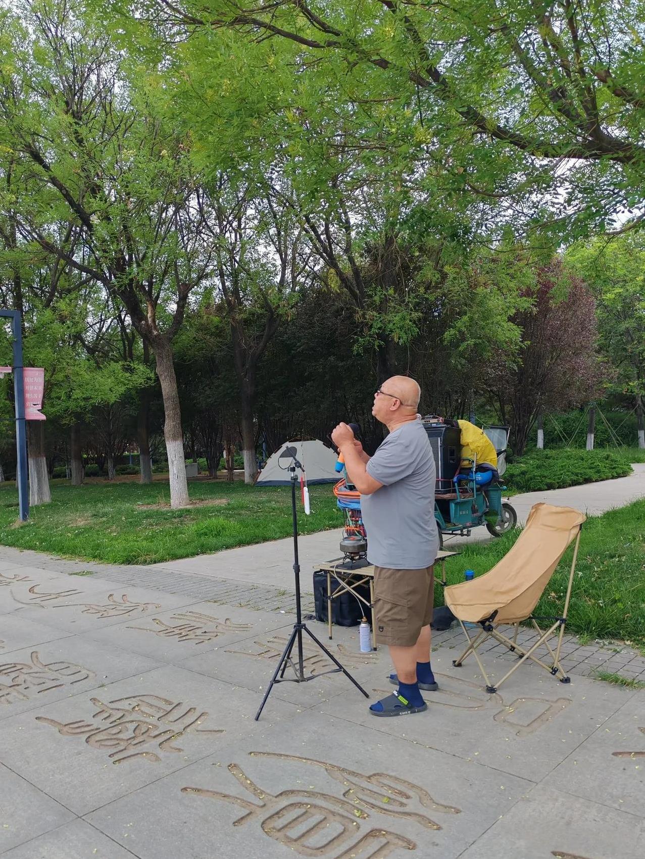 “麦霸”不分年龄。这是我昨天拍摄于西安阿房宫遗址公园广场上的几张图片，公园里没