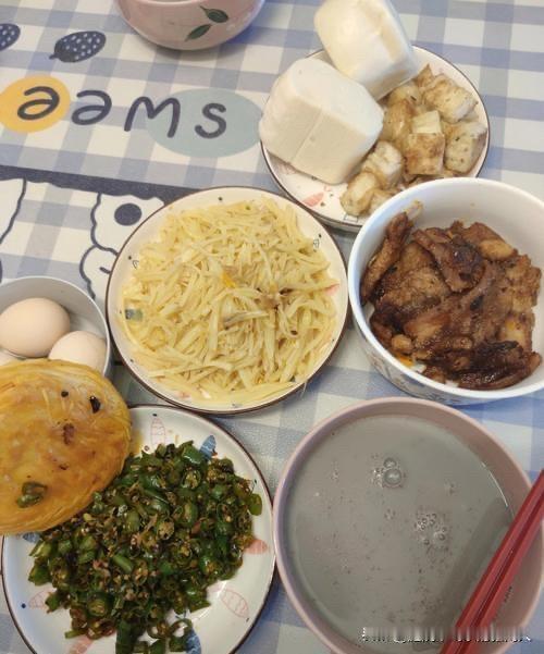 奉劝大家，最近能不出门就不出门。别再凑各种饭局聚会了，也别往商场、菜市场这种