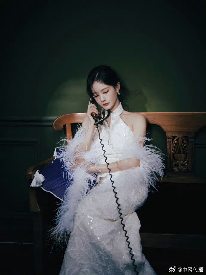李一桐孟子义民国旗袍造型各有千秋的两大美女！！！​​​