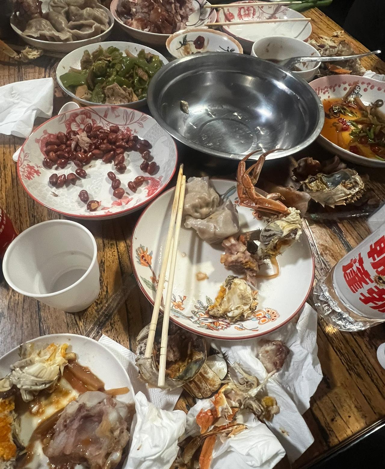 晚上去菜市场买了8只本地毛蟹，一问价格吓我一跳，70元一斤，8只就花了我160
