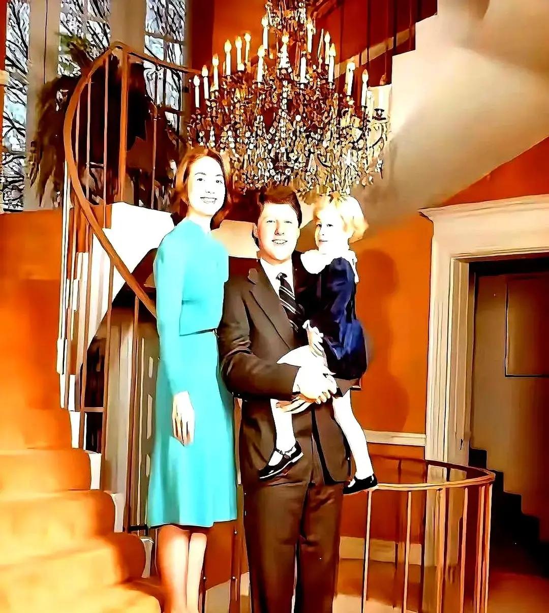 这哪是深情？分明是成年人的算盘打得比谁都响！现在网上吵翻了，有人说周野...