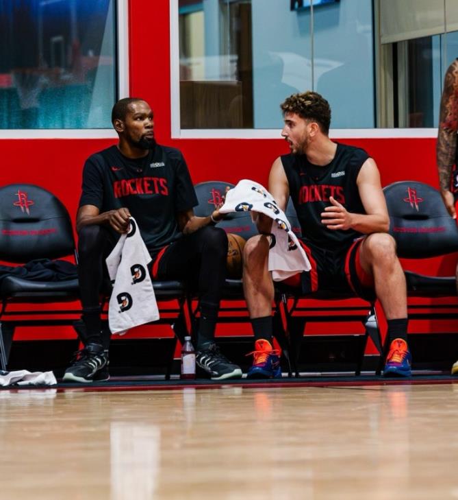 杜兰特与申京，谁才是火箭队新赛季的“第一球星”呢？其实大家从前一场对阵雷霆队的比