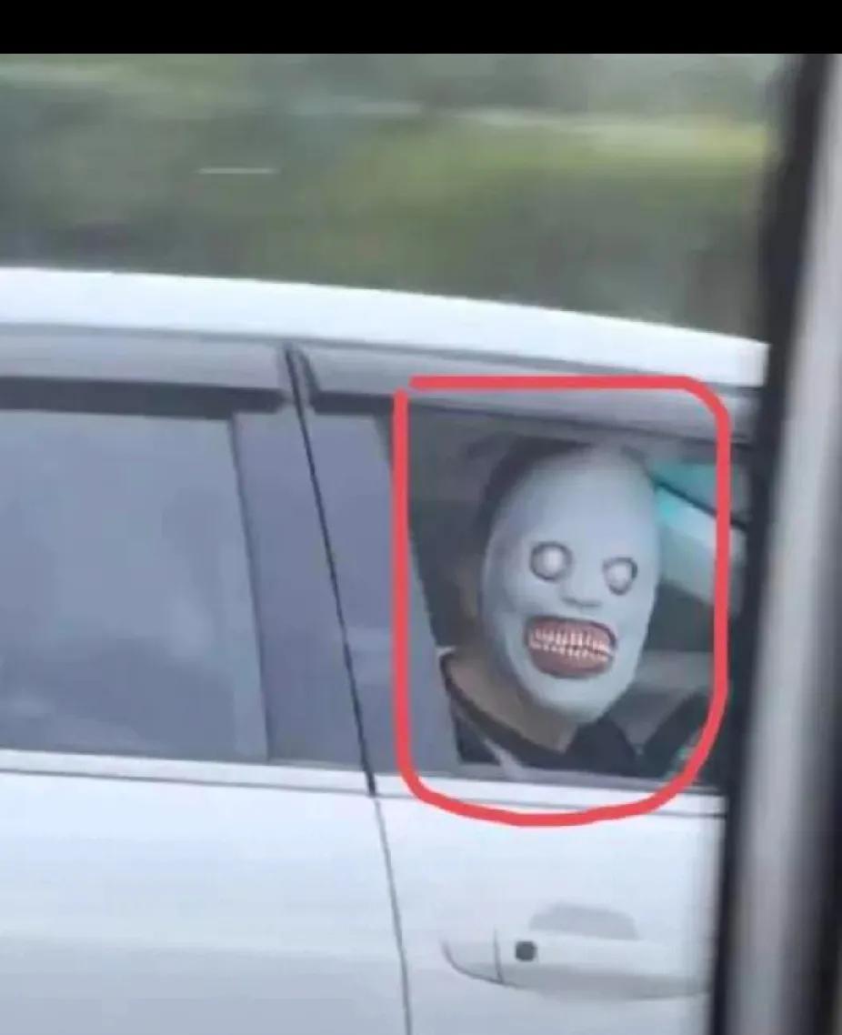 高速“面具哥”被警察叔叔找到了，原来他是一名42岁外国来的男老师...8月24
