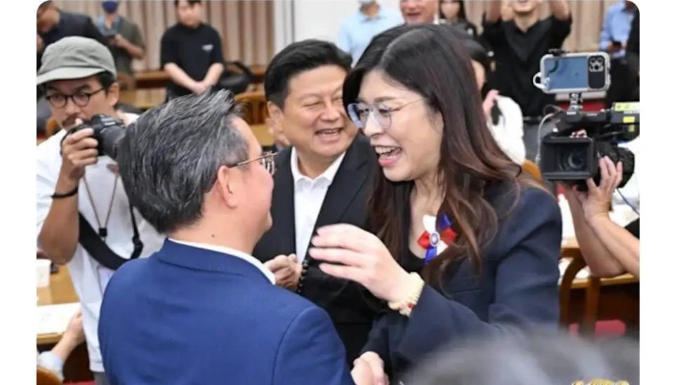 郑丽文一个拥抱太绝了！黄健豪从怼人到支持，全因这步高棋前几天还把郑丽文批得狠