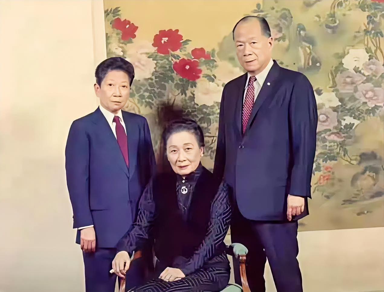 1987年，美国。宋美龄与孔令侃和孔令伟的合影。“二孔”是民国财阀孔祥熙的两个孩