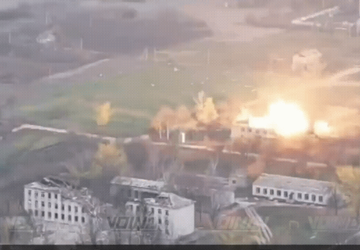 俄军航弹三连爆！乌军地面目标成功拦截了这三枚航空炸弹！在韦利科米海利夫卡方向。