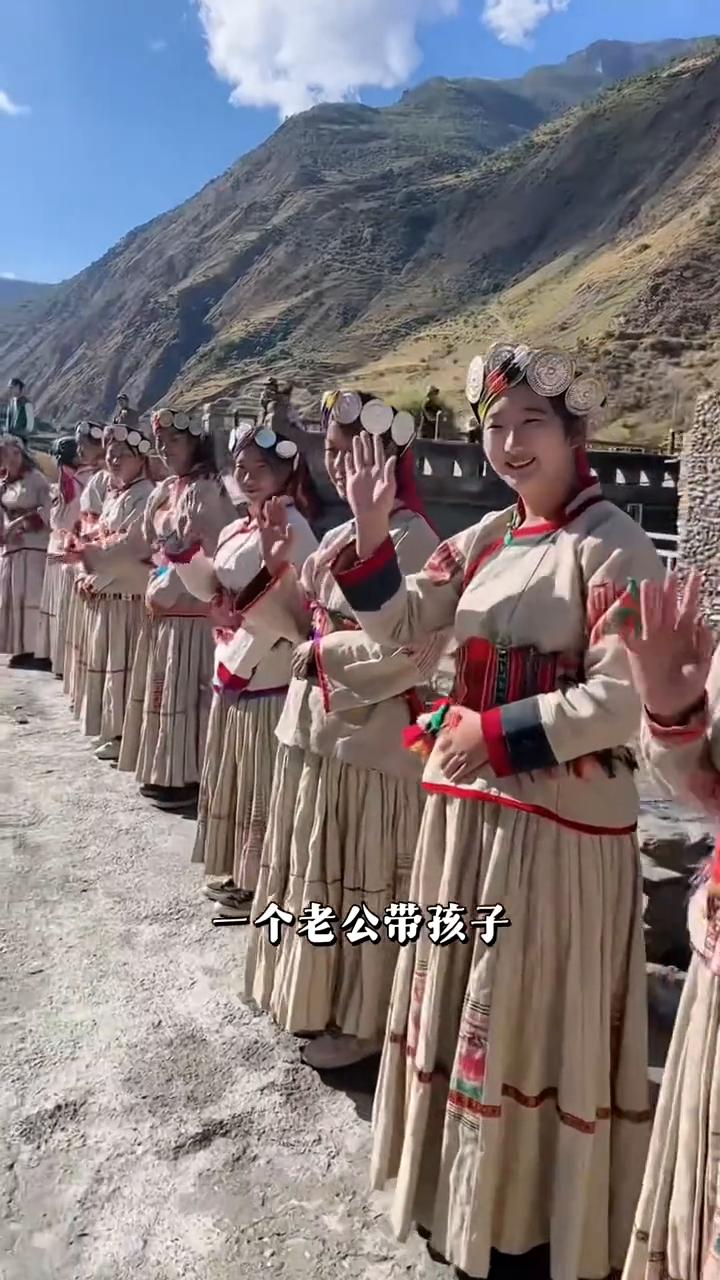 中国最后一个一妻多夫村落。一个老公做饭，一个老公带孩子，还有一个老公挣钱养家，