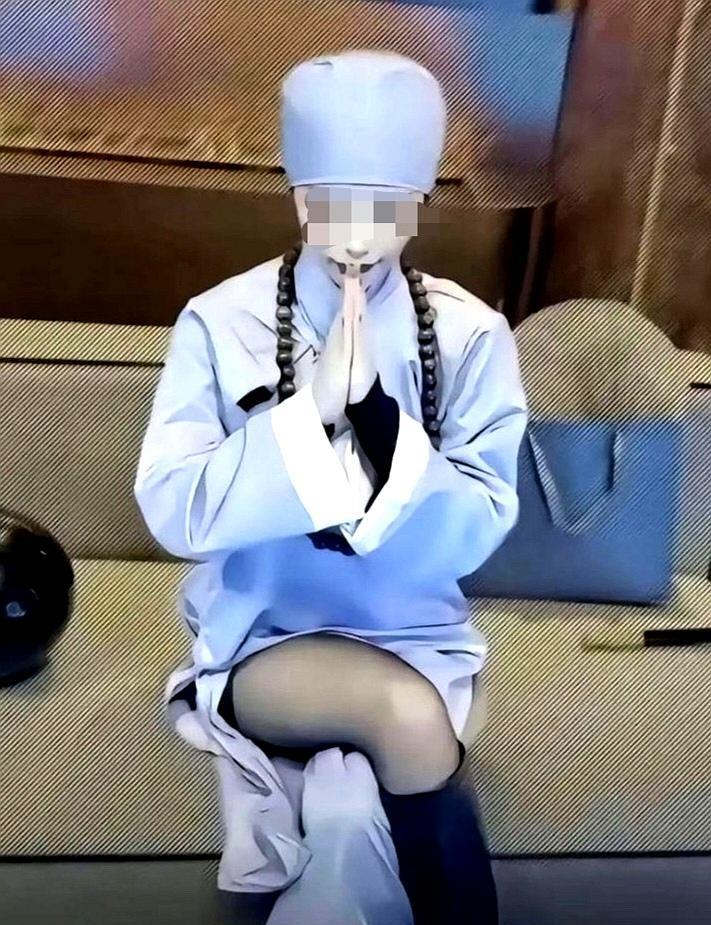 这两位姑娘是正规出家尼姑吗？这两位姑娘虽然都穿着袈裟，戴着僧帽。可是第一位却穿着