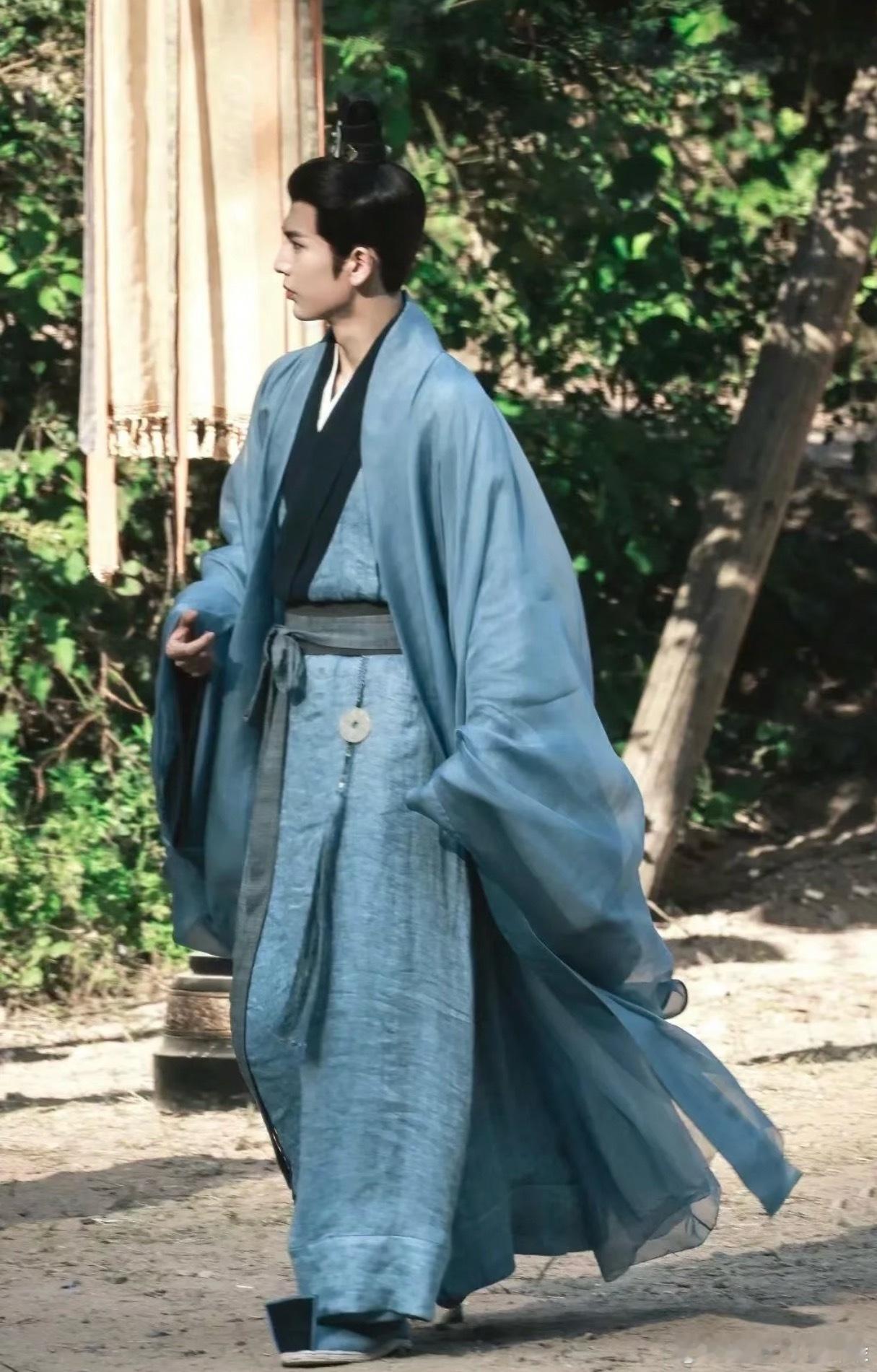 将门独后王鹤棣的造型，从发型头套到衣服都是很一般的古偶。落地魏晋的男主造型这几年