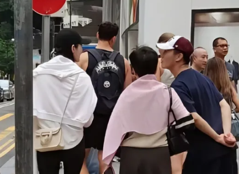 有网友偶遇何猷君一家外出，四太披着防晒小披风，与儿子快乐同行