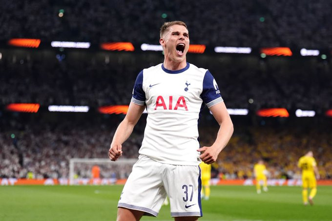 邮报曼联正在关注中后卫人选，其中包括托特纳姆热刺的范德文。只有当利马和德里赫特的