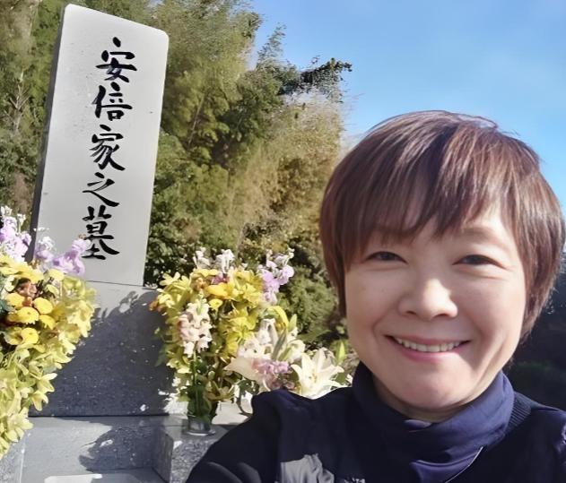 安倍估计要气活过来了。他老婆安倍昭惠，在他走后，活得那叫一个风生水起。别