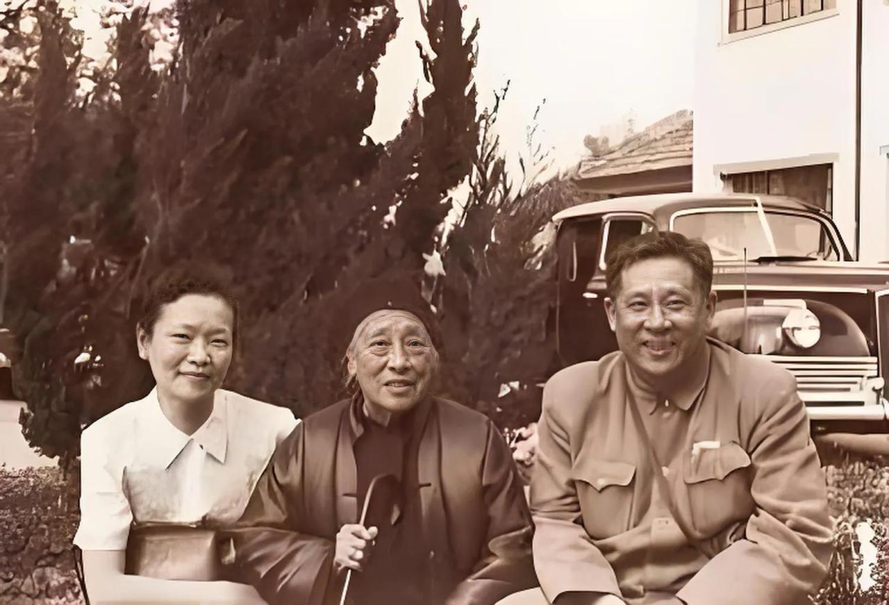 认识照片上这三个人和后面那辆车吗？右侧这位大帅哥是革命先驱廖仲恺的公子，中华人民
