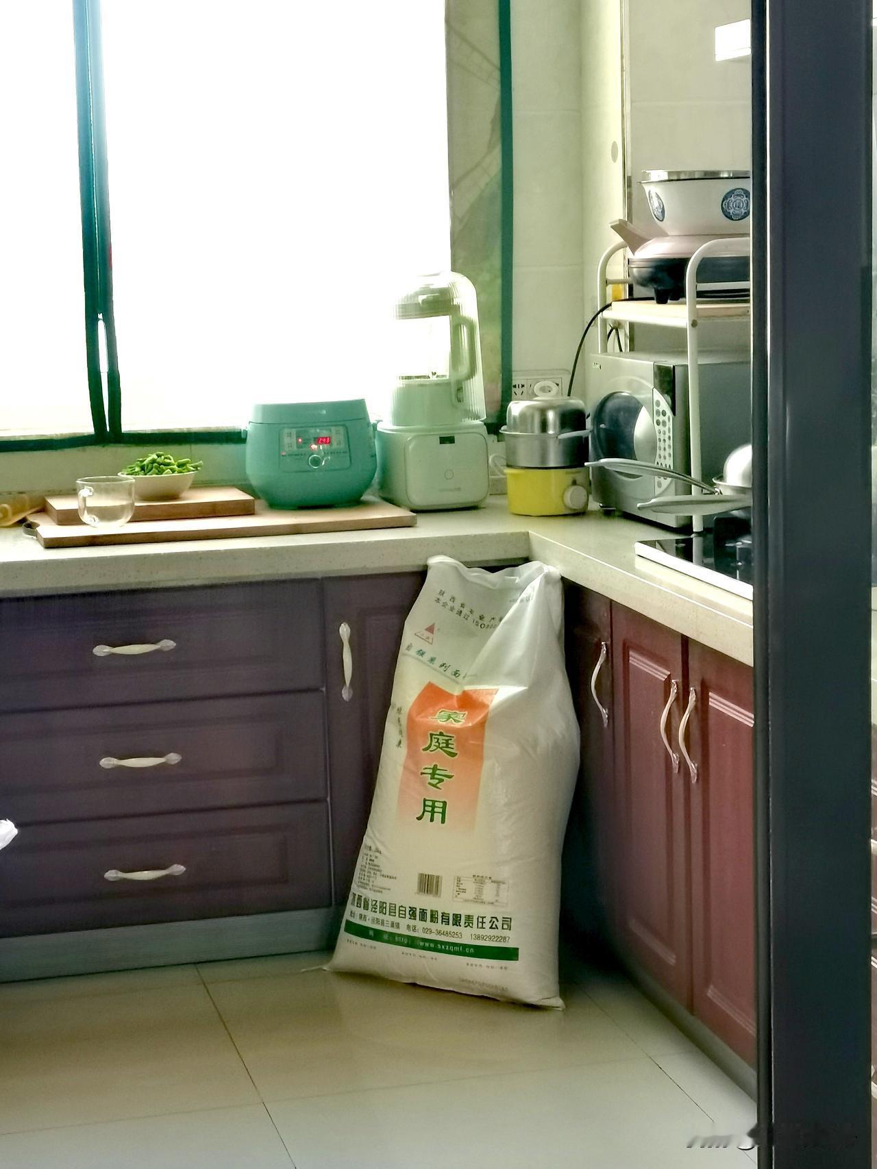 面粉袋子变小了过去买面都是50斤一袋的，特一粉或家庭专用粉，馒头、锅盔、面条都