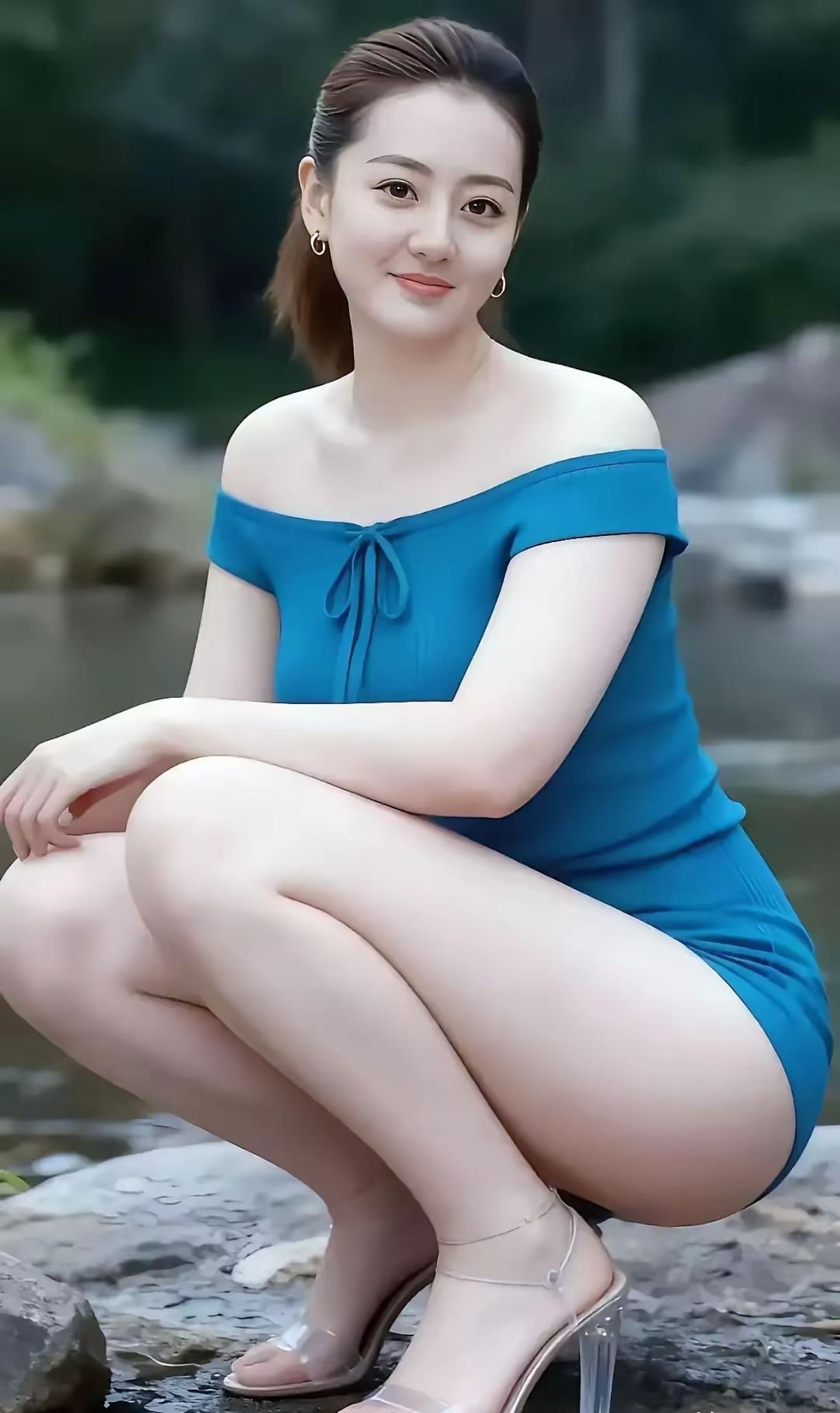 溪边那抹蓝|温柔且有力量的松弛感💧溪水哗啦哗啦地流，她蹲在青石板上，穿着