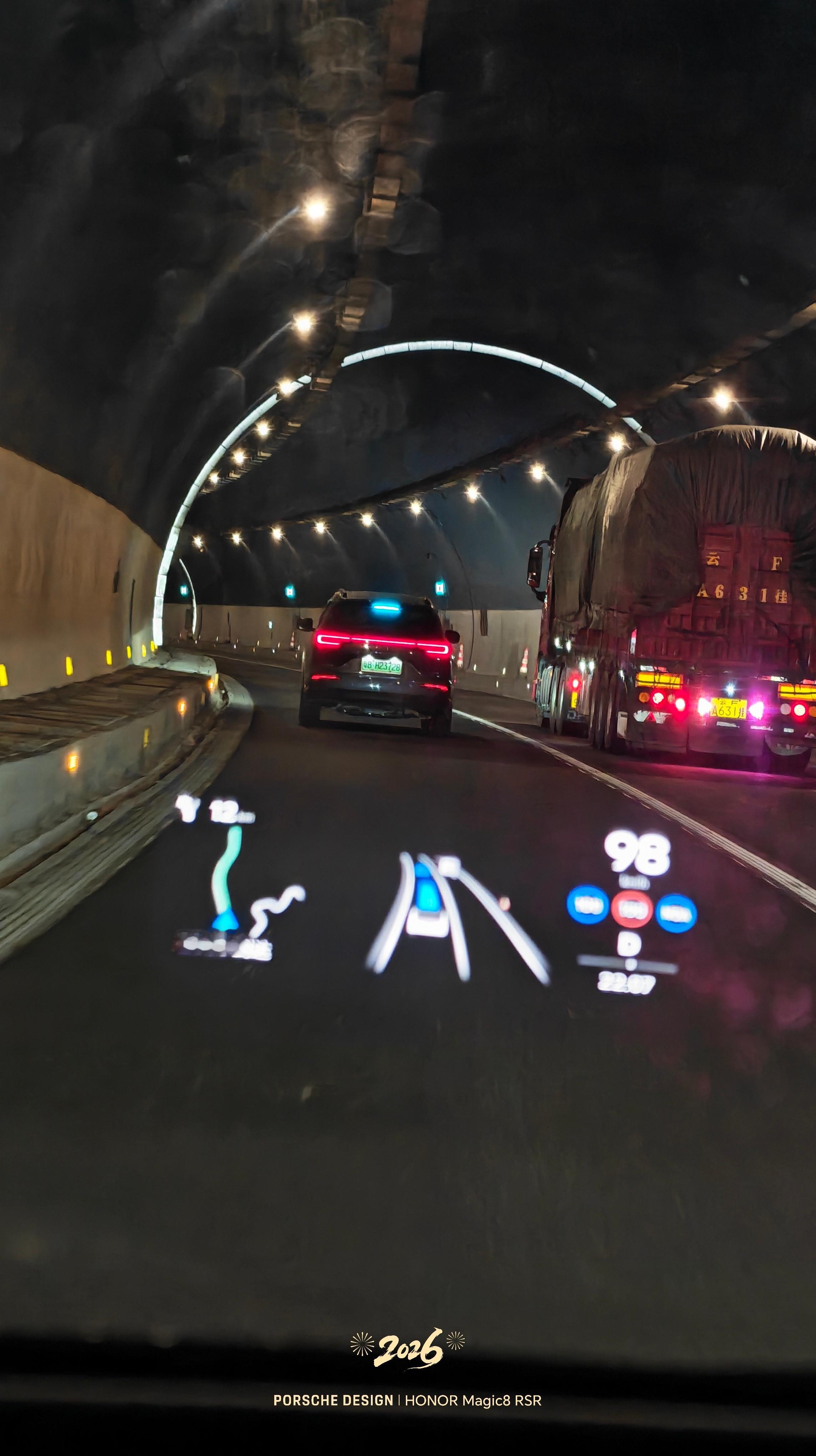 好奇，问界M7这个小长条蓝灯是后期装的还是本身就有的