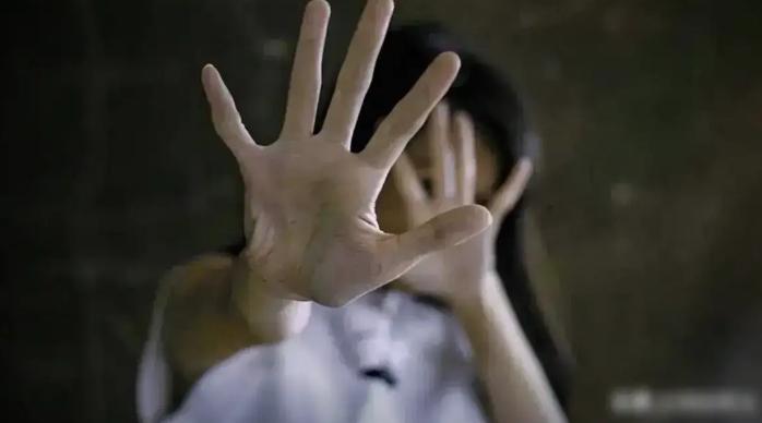 云南昭通，55岁男子与84岁老太发生关系后，被老太孙子当场发现，老太穿好衣