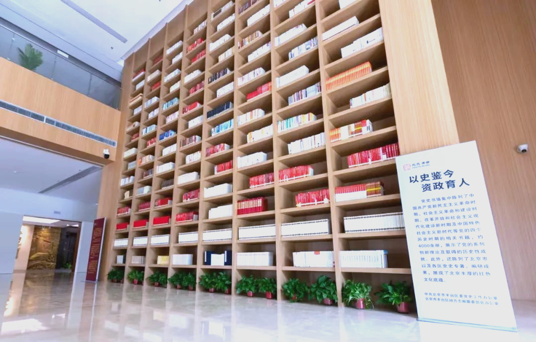 朋友在档案馆工作，朝九晚五，有副高职称，一眼就能看到退休的好日子，结果她居然一声