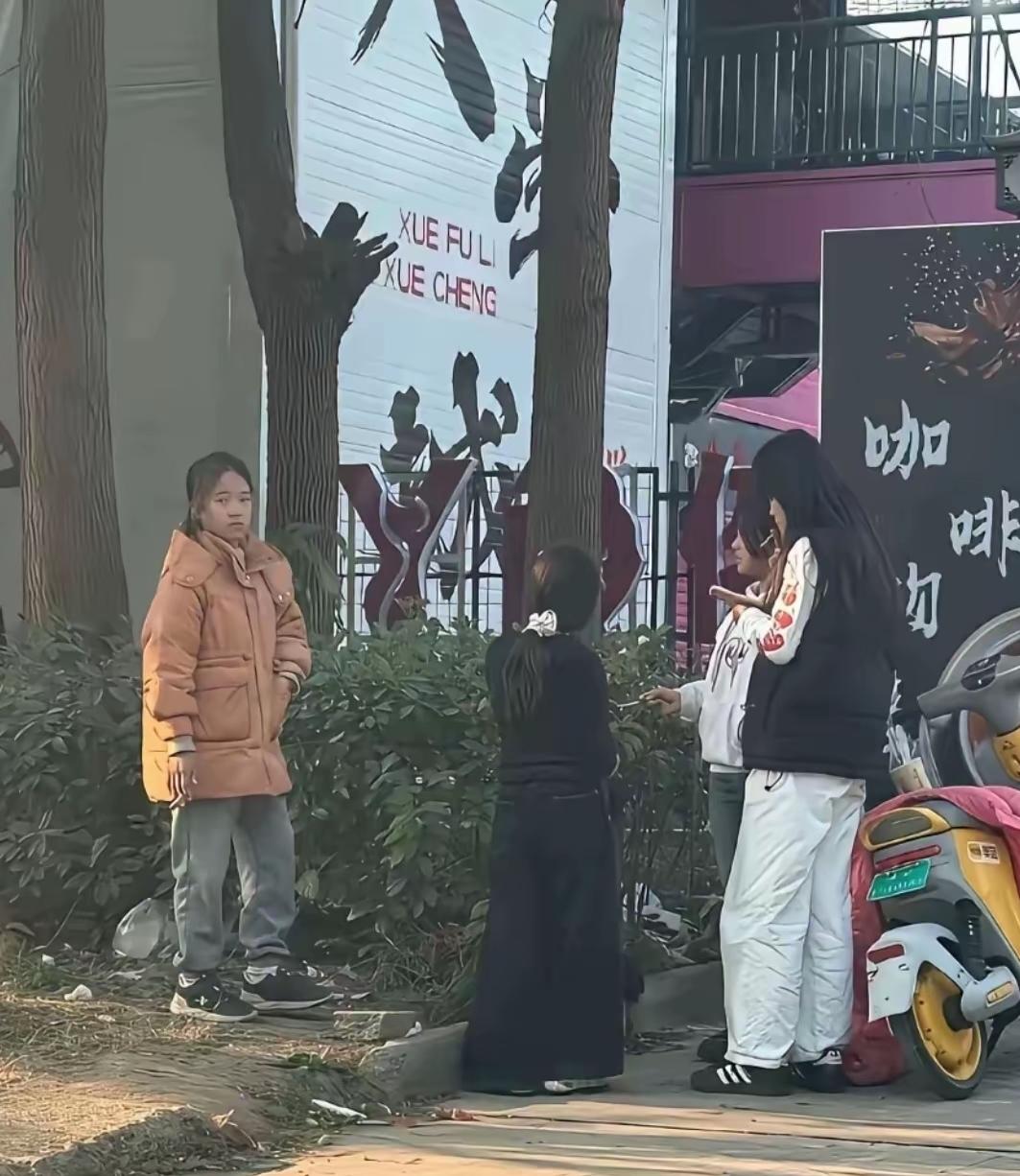 当代女孩比男孩难管多了昨天，我去烧烤店吃饭的时候，碰见两个十八九岁的妹妹，一边