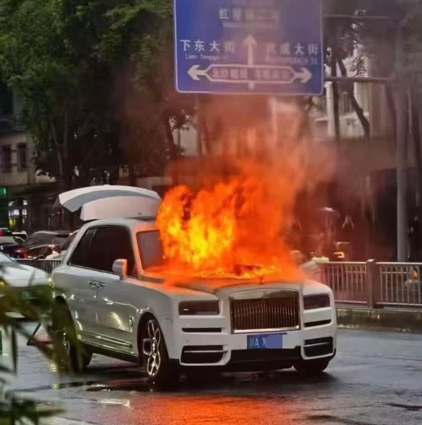 6月29日成都太古里劳斯莱斯开在路上突然起火，机舱盖直接烧出一个大窟窿。有网友