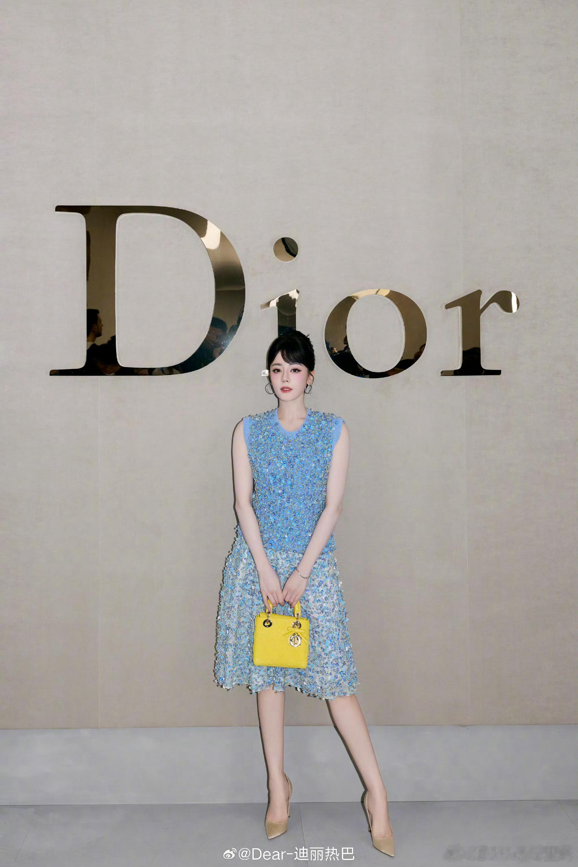 迪丽热巴入选美版VOGUE最佳街拍Dior门面了​​​