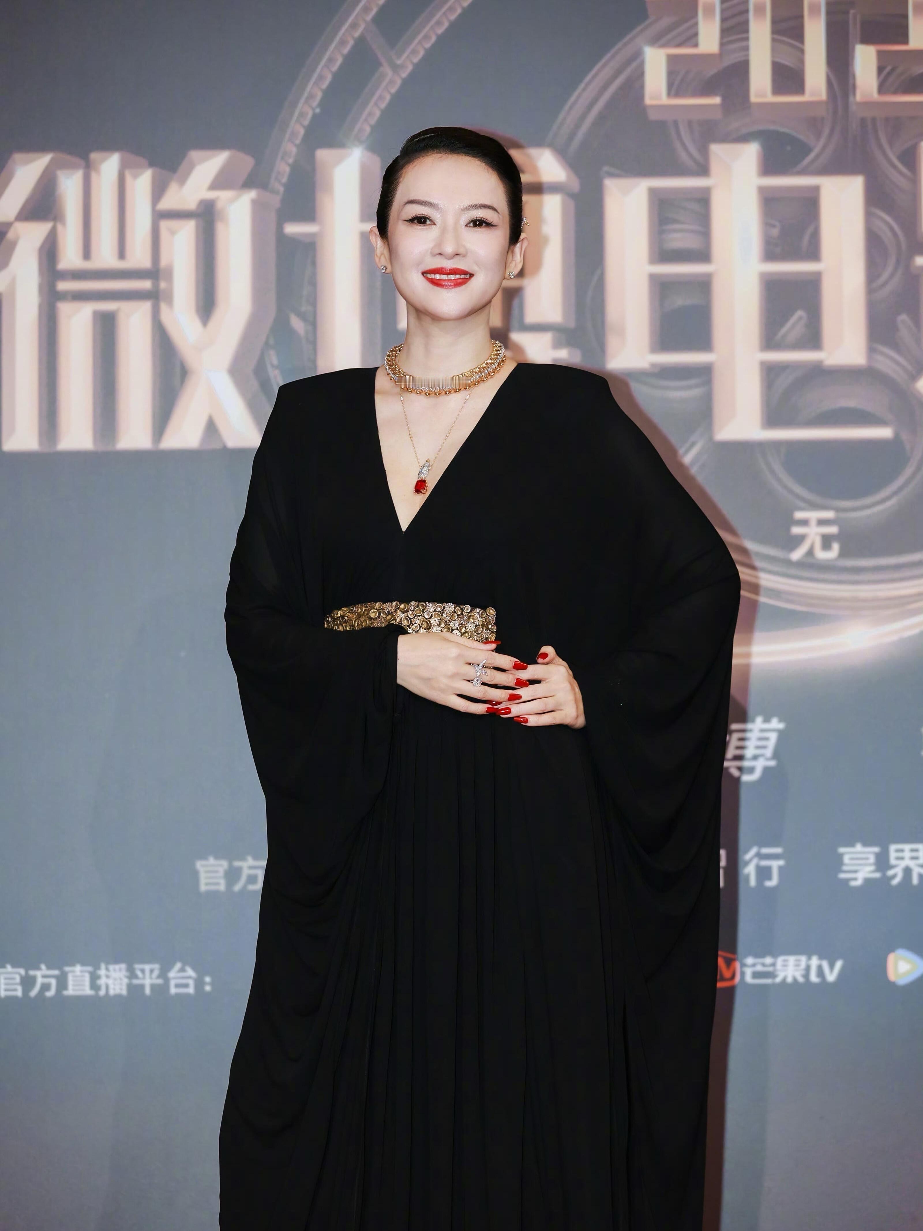 章子怡压轴亮相微博电影之夜每次红毯都打安全牌的姨这件衣服我都审美疲劳甚至觉得她上