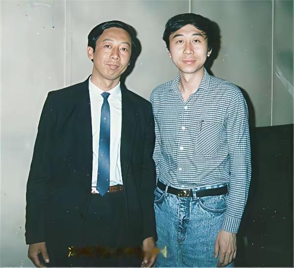 著名小品演员冯巩和父亲冯海岗同框合影。冯巩长得像父亲，父子非常相像，年轻冯巩