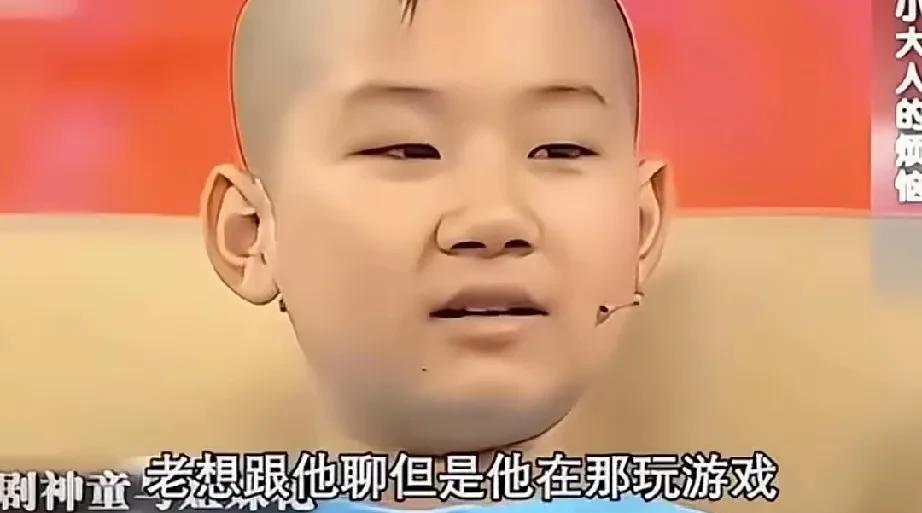 好多人说郭麒麟的童年不幸福，郭德纲对他太过严厉，对徒弟都比对他好。但郭麒麟还有欺